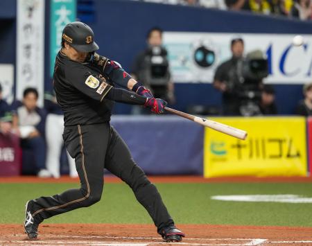 ９回阪神１死、大山が左越えにサヨナラ本塁打を放つ＝京セラドーム
