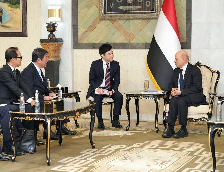 イエメン大統領評議会のアリーミ議長(右端)を表敬する茂木外相(左から2人目)=18日、サウジアラビア・リヤド(日本外務省提供・共同)