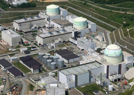 北海道電力泊原発。奥から１号機、２号機、３号機