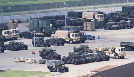 米韓合同軍事演習期間中の１８日、韓国京畿道平沢の米軍基地キャンプ・ハンフリーに待機する軍の車両（聯合＝共同）