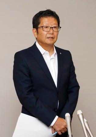 乾式貯蔵施設設置の事前了解を表明後、報道陣の取材に応じる福井県高浜町の西嶋久勝町長＝１９日午前、高浜町役場