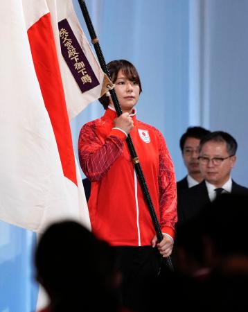 愛知・名古屋アジア大会の日本選手団の結団式で、団旗を手にするレスリング女子の藤波朱理＝１９日、東京都内のホテル