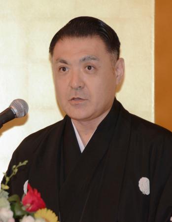 記者会見する竹本織太夫さん＝１９日午後、大阪市