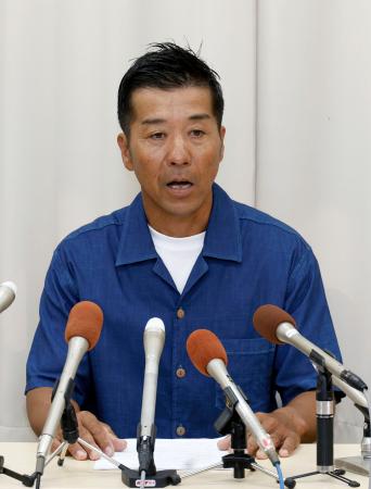 記者会見で町長選への立候補を表明する原康司氏＝１９日午前、山口県上関町