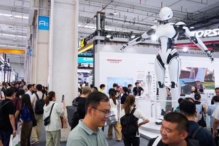多くの来場者でにぎわう「世界ロボット大会」の会場＝１９日、北京（共同）