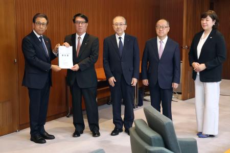 札幌市の秋元克広市長（左端）に冬季五輪・パラリンピックの北海道招致に関する要望書を手渡す札幌商工会議所の安田光春会頭（同２人目）ら＝１９日午後、札幌市役所