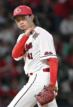 ５回１失点と好投した広島・鈴木＝マツダ