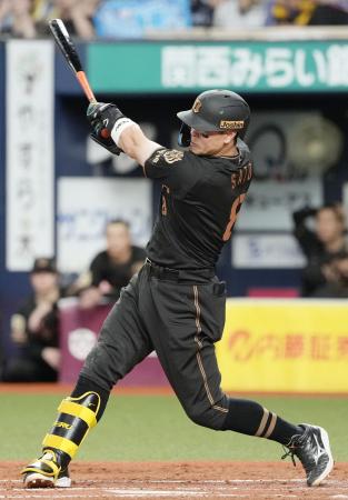 ９回阪神無死三塁、佐藤が右前に同点打を放つ＝京セラドーム