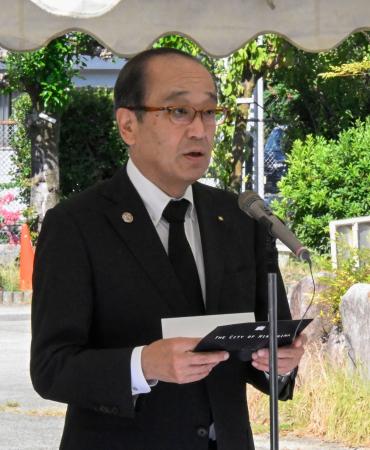 広島土砂災害から12年、慰霊式で追悼の辞を述べる広島市の松井一実市長=20日午前、広島市安佐南区