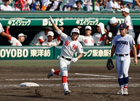 智弁和歌山―横浜　３回裏、３ランを放ち喜ぶ智弁和歌山・楠本＝甲子園