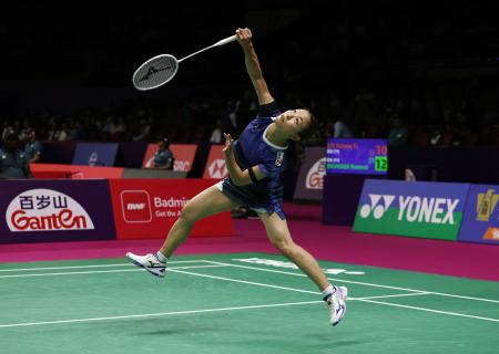 バドミントンの世界選手権、2回戦で台湾選手と対戦する奥原希望=19日、ニューデリー(ロイター=共同)