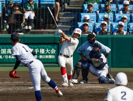 智弁和歌山―横浜　３回裏智弁和歌山無死二、三塁、楠本が右越えに３ランを放つ。投手織田、捕手脇山＝甲子園