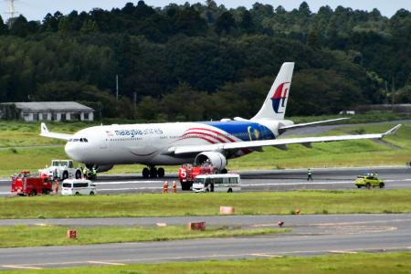 滑走路上で離陸を中止したマレーシア機＝２０日午前１１時３０分、成田空港