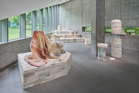 　「Ｔｈｅ　Ｐａｐｅｒ　Ｌｏｇ：Ｓｈｅｌｌ　ａｎｄ　Ｃｏｒｅ」展の会場＝東京・六本木（撮影：Ｍａｓａｙａ　Ｙｏｓｈｉｍｕｒａ）（提供写真）