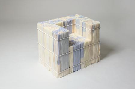 　紙を束ねて作ったアームチェア（（Ｃ）ＩＳＳＥＹ　ＭＩＹＡＫＥ　ＩＮＣ．）（提供写真）