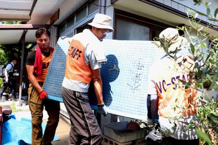 浸水した住宅の片付けをするボランティアの人たち＝２０日午前、千葉市