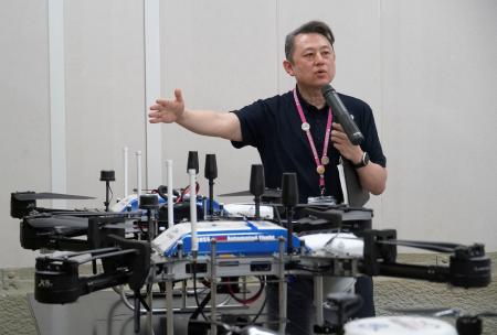 徳島市に配備されたドローンについて説明する危機管理部の吉田浩章副部長＝７月、徳島市