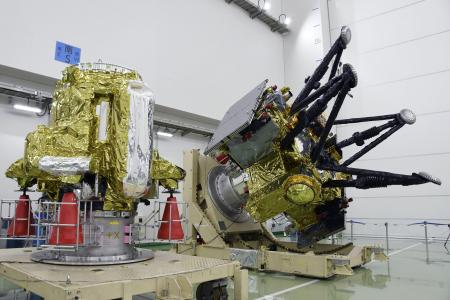 ＪＡＸＡが公開した火星衛星探査計画「ＭＭＸ」の探査機＝１３日、鹿児島県の種子島宇宙センター