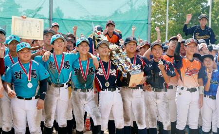離島甲子園の決勝を終え、記念撮影する選手たち＝２０日、島根県隠岐の島町