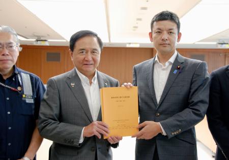 防衛省を訪れ、要請文を手渡す渉外知事会会長の黒岩祐治神奈川県知事（中央）＝２０日午後