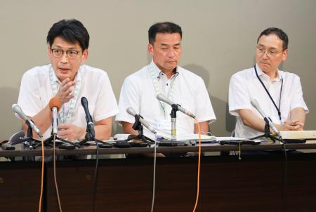 部活動の遠征の実態調査結果を発表する新潟県の担当者=20日午後、新潟県庁