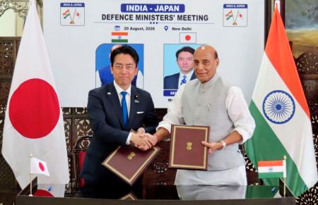 海洋安全保障協力に関する覚書に署名した小泉防衛相（左）とインドのシン国防相＝２０日、ニューデリー（共同）