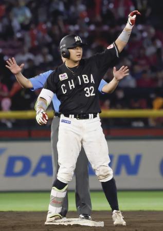 ７回、２点二塁打を放ち、ファンの声援に応えるロッテ・佐藤＝楽天モバイルパーク