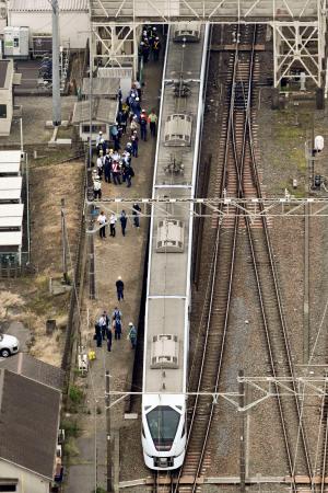 東武日光線新鹿沼駅の構内で作業員４人をはね、停車した特急列車スペーシアＸ２号＝２０日午後０時５９分、栃木県鹿沼市（共同通信社ヘリから）