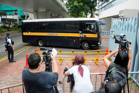 香港の裁判所に入る、被告を乗せたとみられる車両＝２１日（共同）