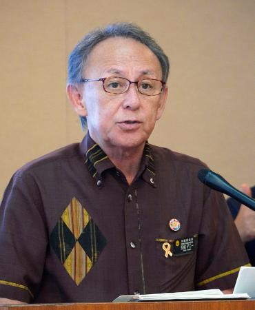 記者会見する沖縄県の玉城デニー知事＝２１日午前、沖縄県庁