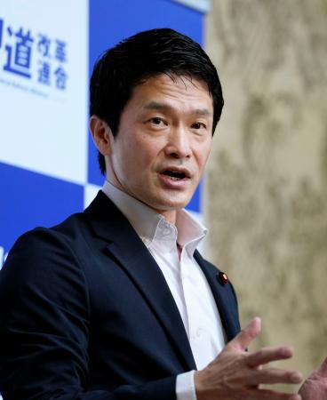 記者会見する中道改革連合の小川代表＝２１日午前、国会