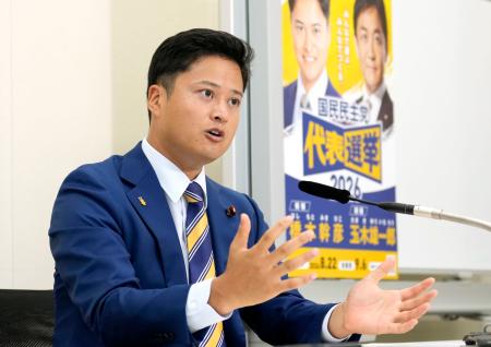 インタビューに応じる国民民主党の橋本幹彦衆院議員=21日午前、国会