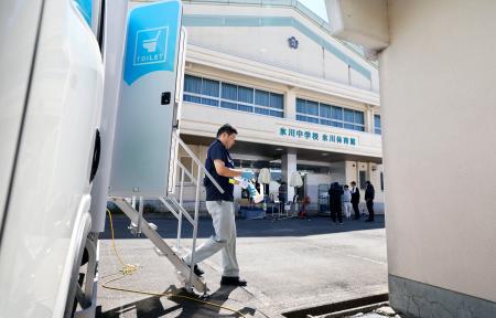 避難所となっている氷川中。敷地内にはトイレカーが設置されていた＝２０日、熊本県氷川町