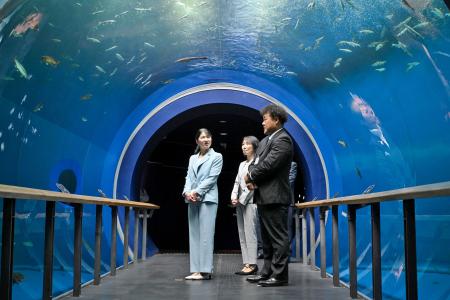 滋賀県立琵琶湖博物館を視察される愛子さま＝２１日午前、滋賀県草津市（代表撮影）