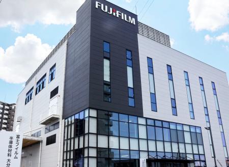 富士フイルム子会社の大分工場に開所した新棟=21日午後、大分市