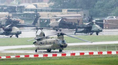 米韓の大規模合同軍事演習の最終日の２１日、韓国・平沢の米軍基地で待機するヘリコプター（聯合＝共同）