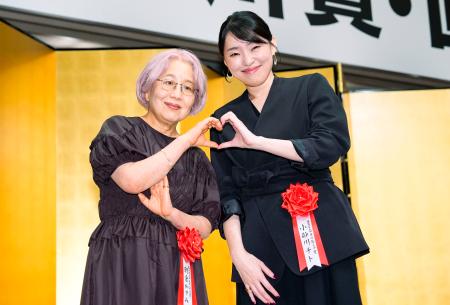 贈呈式でポーズをとる直木賞の朝倉かすみさん（左）と芥川賞の小砂川チトさん＝２１日午後、東京都内