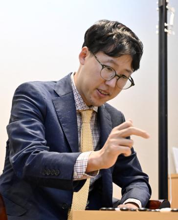 囲碁の第51期碁聖戦5番勝負の第5局で佐田篤史七段に勝利し、6連覇を達成した井山裕太碁聖=21日午後、大阪市の日本棋院関西総本部