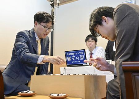 囲碁の第５１期碁聖戦５番勝負の第５局で佐田篤史七段（右）に勝利し、対局を振り返る井山裕太碁聖＝２１日午後、大阪市の日本棋院関西総本部