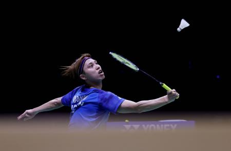 男子シングルス準々決勝 プレーする奈良岡功大=ニューデリー(ロイター=共同)