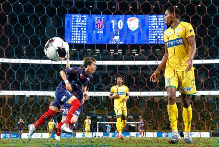 FC東京―千葉 後半、チーム2点目のゴールを決め、駆け出すFC東京・安斎(左)=MUFG国立