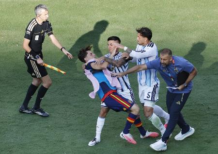 Ｗ杯決勝戦終了後にスペインのガビ（左から２人目）を押し倒すアルゼンチンのパレデス（５）＝７月、ニューヨーク（共同）