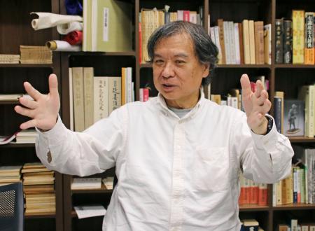 取材に応じるアニメーション映画監督の片渕須直さん