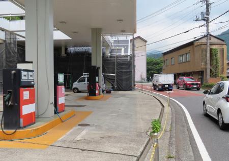 ３月に閉鎖した神奈川県箱根町のガソリンスタンド。再開に向けた準備が進む＝７月