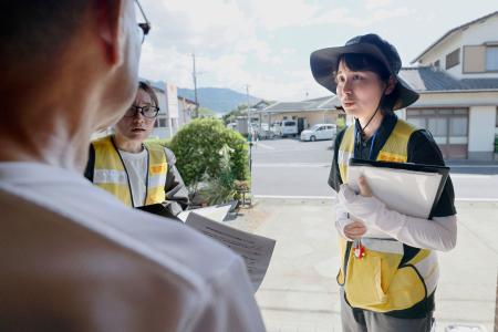 熊本県氷川町で戸別訪問する保健師＝１９日