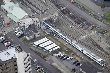 停車した特急列車スペーシアＸ２号＝２０日、栃木県鹿沼市