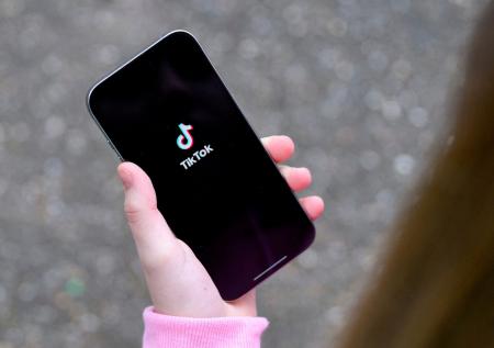 ＴｉｋＴｏｋ（ティックトック）のロゴが映ったスマートフォンの画面（ロイター＝共同）