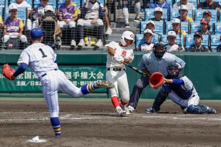 智弁和歌山―健大高崎　２回裏智弁和歌山２死三塁、長友が右越えに適時二塁打を放つ。投手石垣、捕手大岩＝甲子園