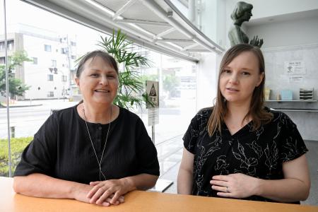 取材に応じるリュボーフィ・クシニリエンコさん（左）と今村イリーナさん＝７月、福井市