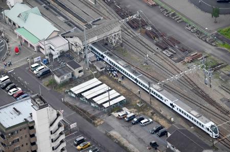 東武日光線新鹿沼駅の構内で作業員４人をはね、停車した特急列車スペーシアＸ２号＝２０日、栃木県鹿沼市